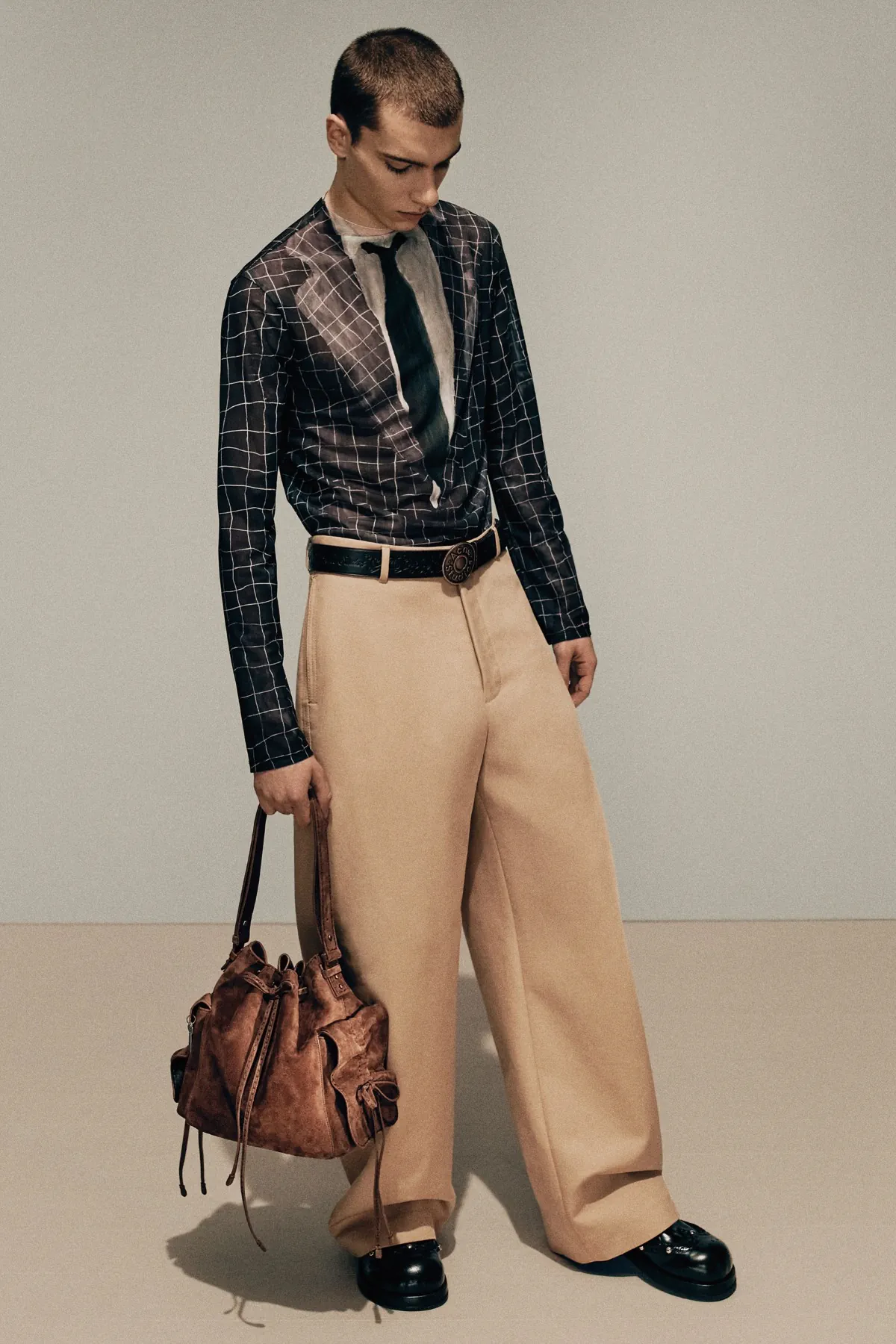 La collection Automne 2025 d’Acne Studios réimagine la masculinité moderne avec une précision ludique