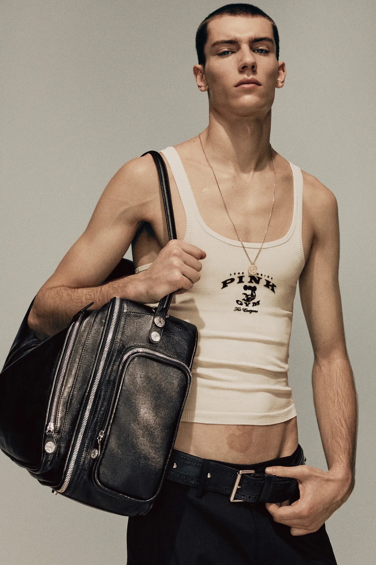 La collection Automne 2025 d’Acne Studios réimagine la masculinité moderne avec une précision ludique