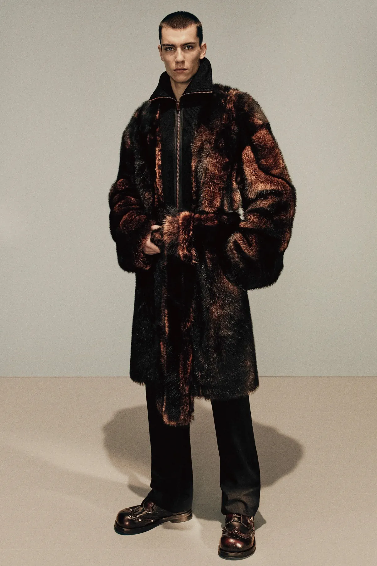 La collection Automne 2025 d’Acne Studios réimagine la masculinité moderne avec une précision ludique
