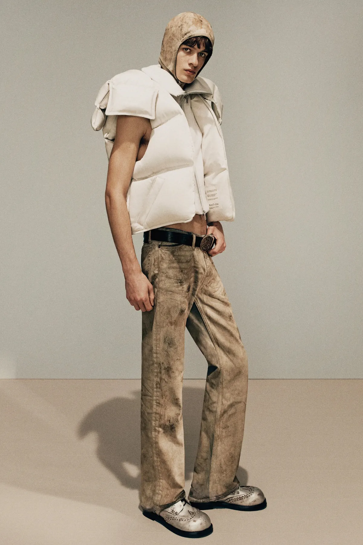 La collection Automne 2025 d’Acne Studios réimagine la masculinité moderne avec une précision ludique