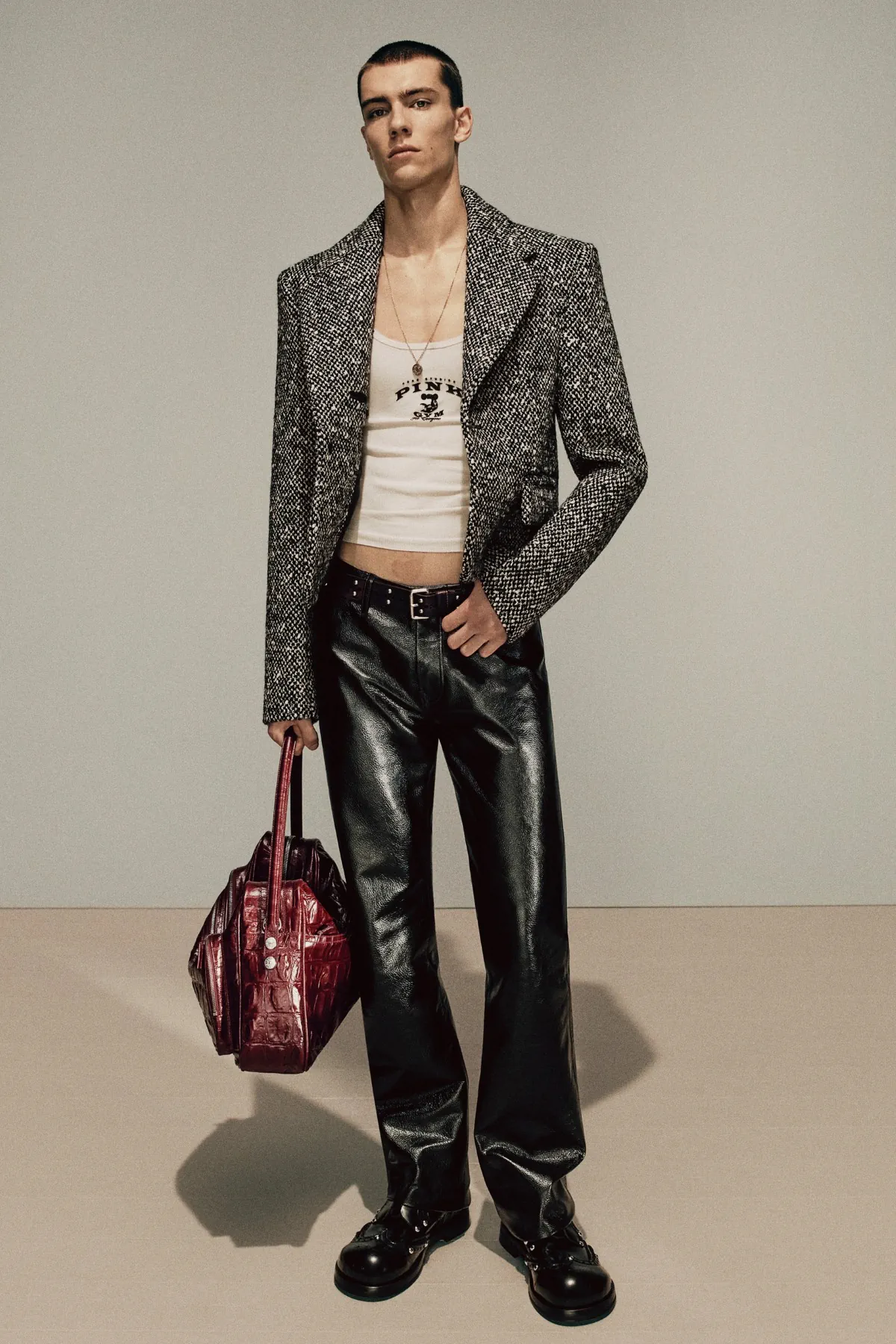 La collection Automne 2025 d’Acne Studios réimagine la masculinité moderne avec une précision ludique