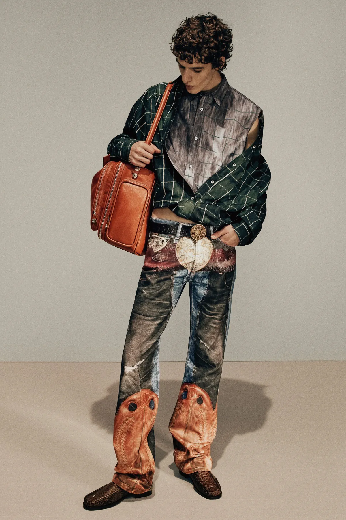 La collection Automne 2025 d’Acne Studios réimagine la masculinité moderne avec une précision ludique