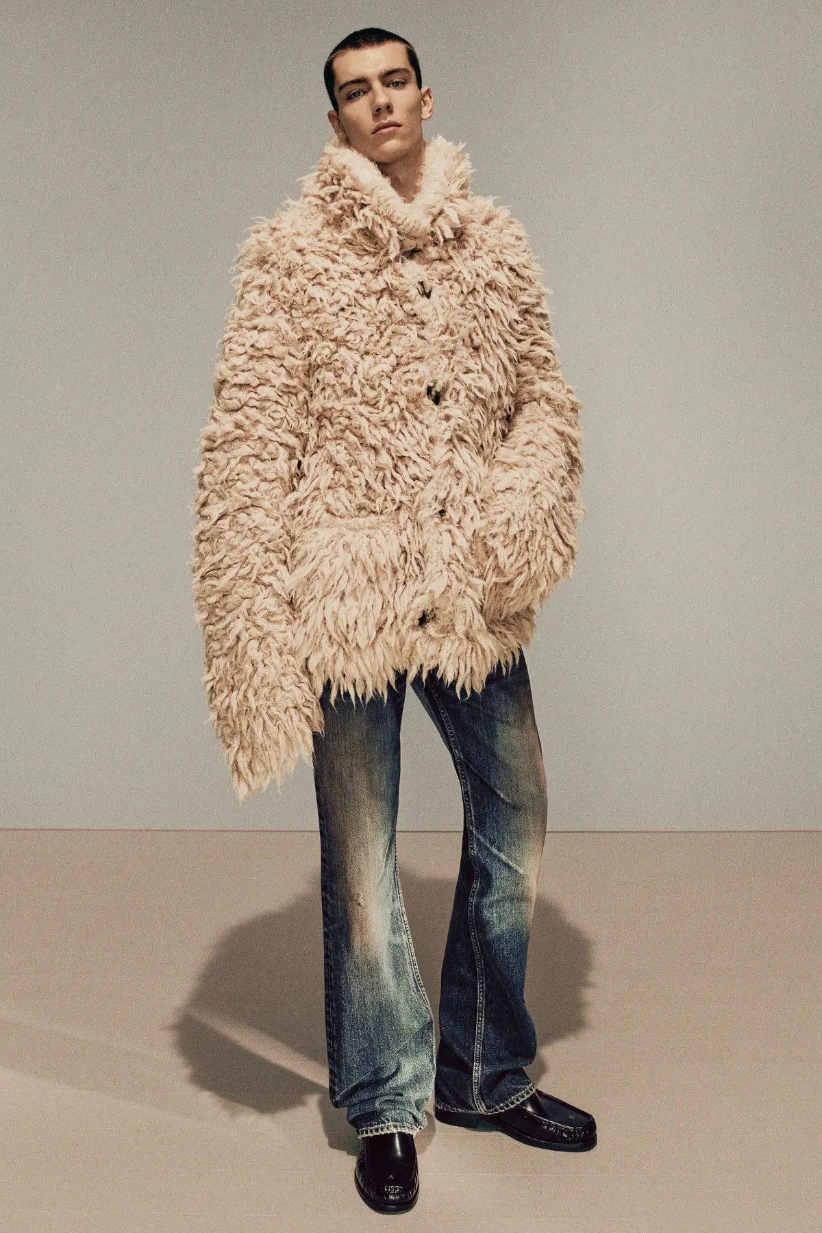 La collection Automne 2025 d’Acne Studios réimagine la masculinité moderne avec une précision ludique