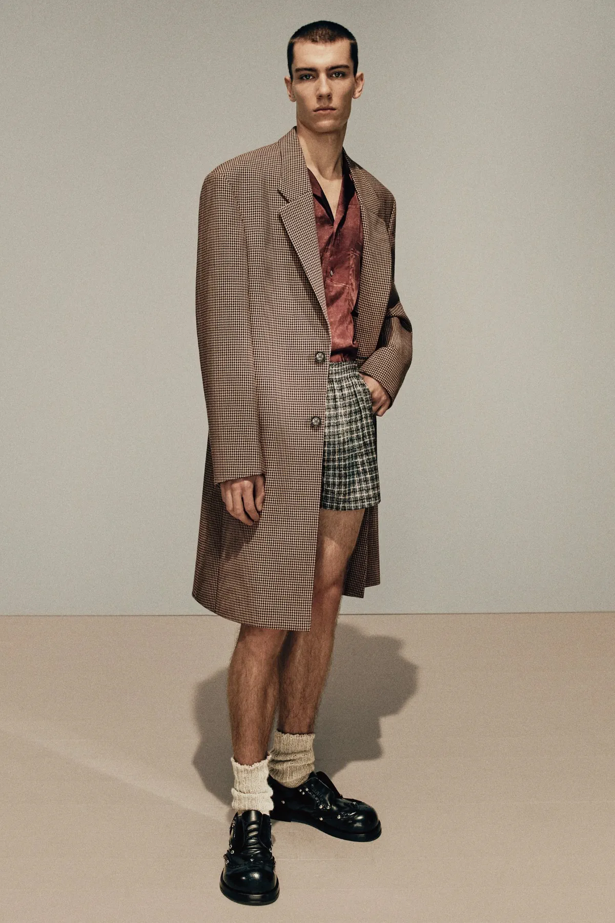 La collection Automne 2025 d’Acne Studios réimagine la masculinité moderne avec une précision ludique