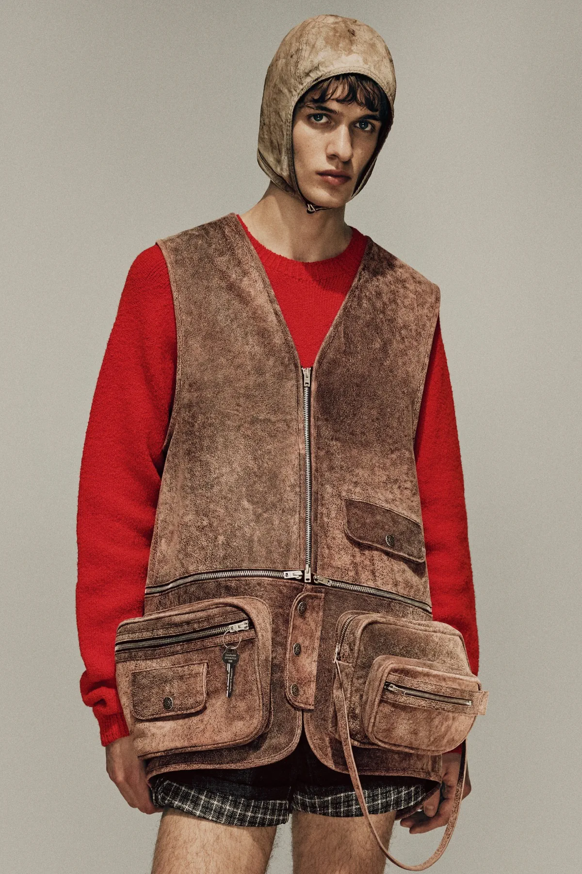 La collection Automne 2025 d’Acne Studios réimagine la masculinité moderne avec une précision ludique