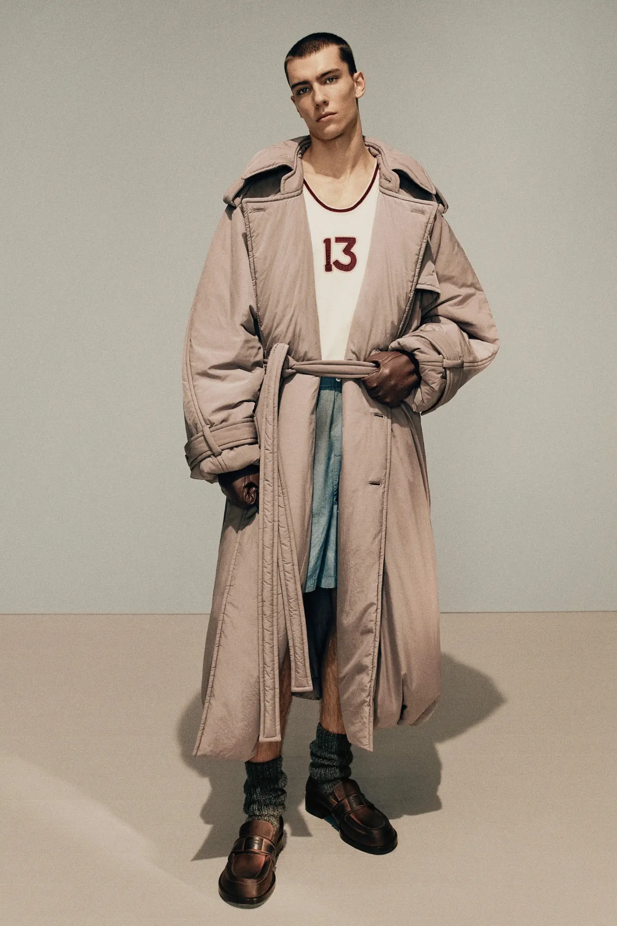 La collection Automne 2025 d’Acne Studios réimagine la masculinité moderne avec une précision ludique