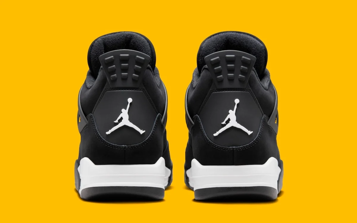 La Air Jordan 4 « White Thunder » est de retour avec un look noir et blanc audacieux