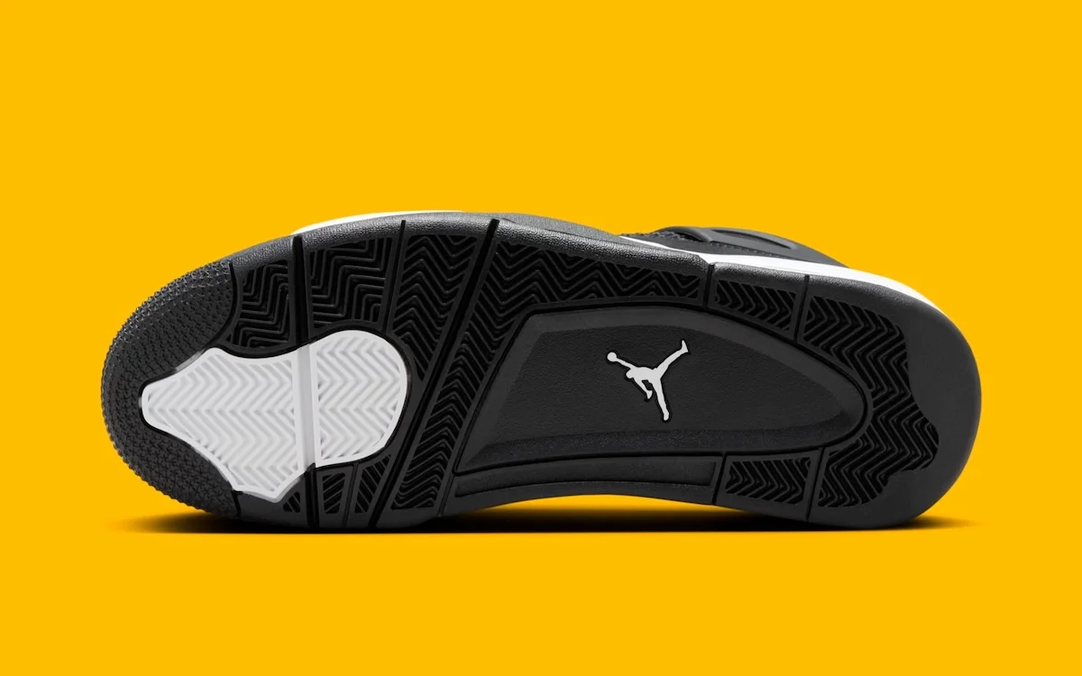 La Air Jordan 4 « White Thunder » est de retour avec un look noir et blanc audacieux