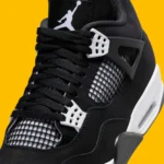 La Air Jordan 4 « White Thunder » est de retour avec un look noir et blanc audacieux