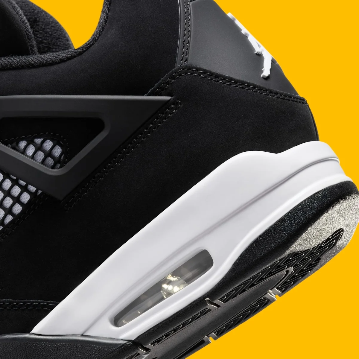 La Air Jordan 4 « White Thunder » est de retour avec un look noir et blanc audacieux