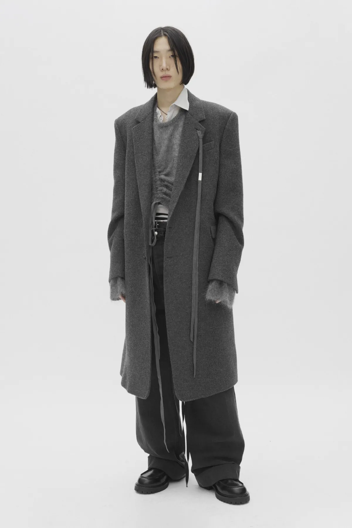 Ann Demeulemeester Pré-Automne 2025 : une étude des textures et des formes pour l'homme moderne