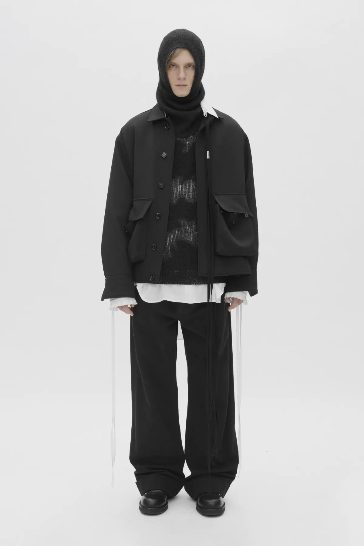 Ann Demeulemeester Pré-Automne 2025 : une étude des textures et des formes pour l'homme moderne