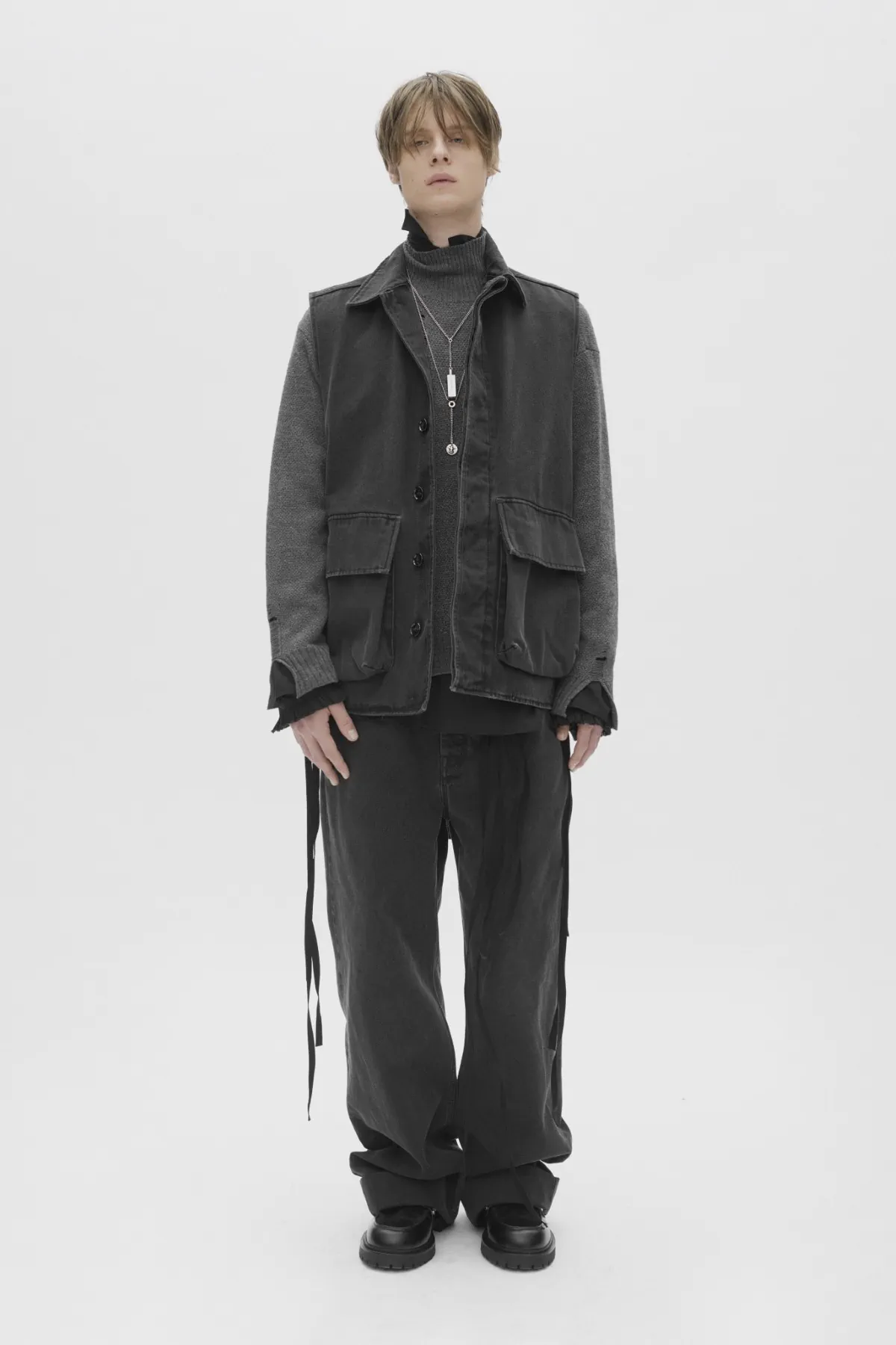 Ann Demeulemeester Pré-Automne 2025 : une étude des textures et des formes pour l'homme moderne