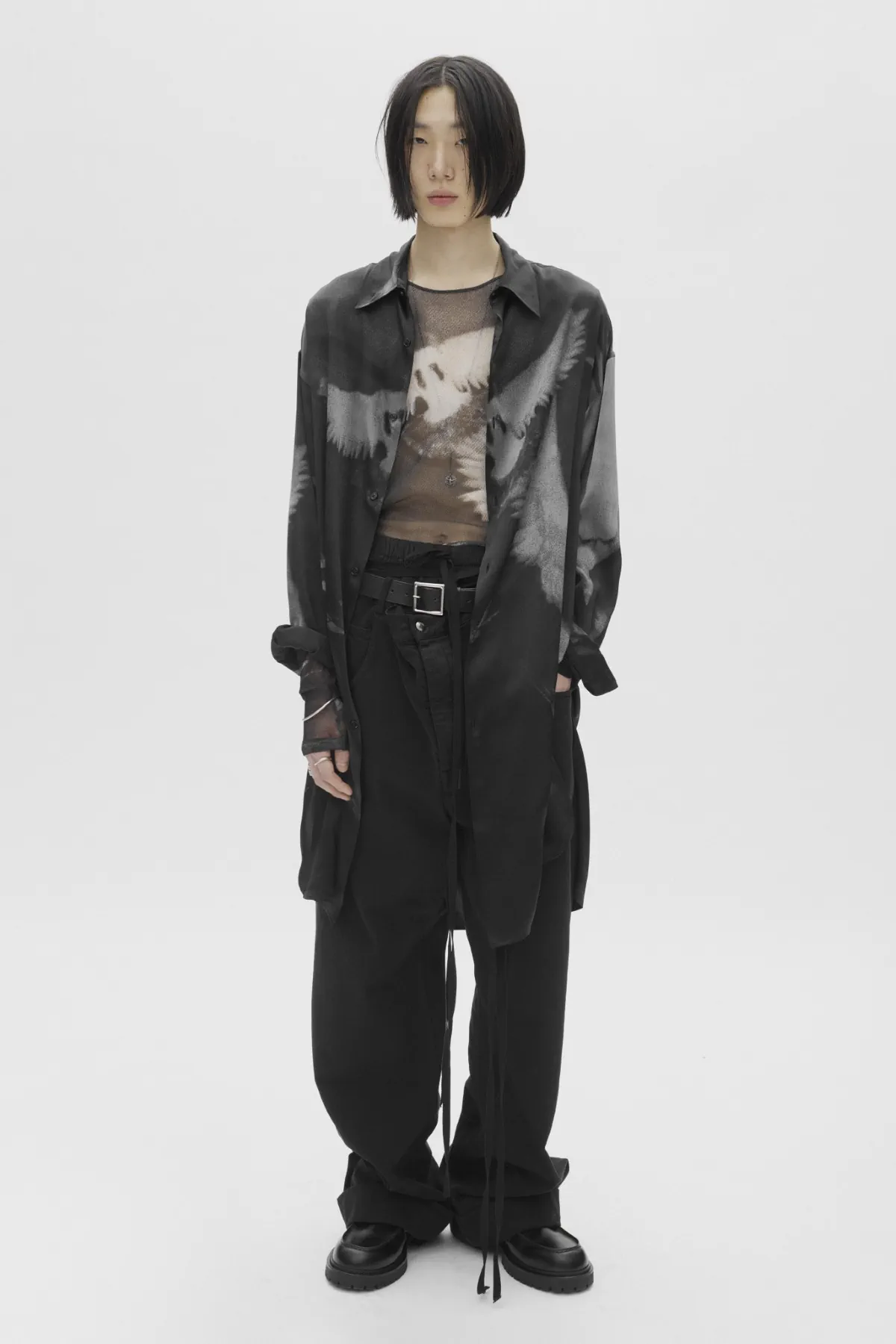 Ann Demeulemeester Pré-Automne 2025 : une étude des textures et des formes pour l'homme moderne