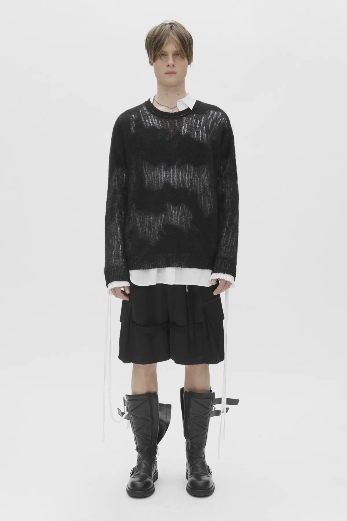 Ann Demeulemeester Pré-Automne 2025 : une étude des textures et des formes pour l'homme moderne