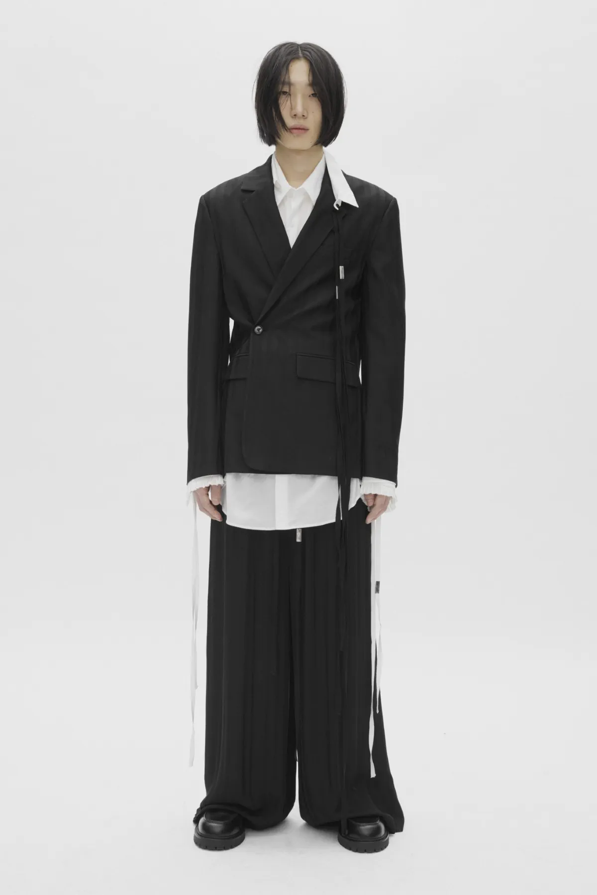 Ann Demeulemeester Pré-Automne 2025 : une étude des textures et des formes pour l'homme moderne