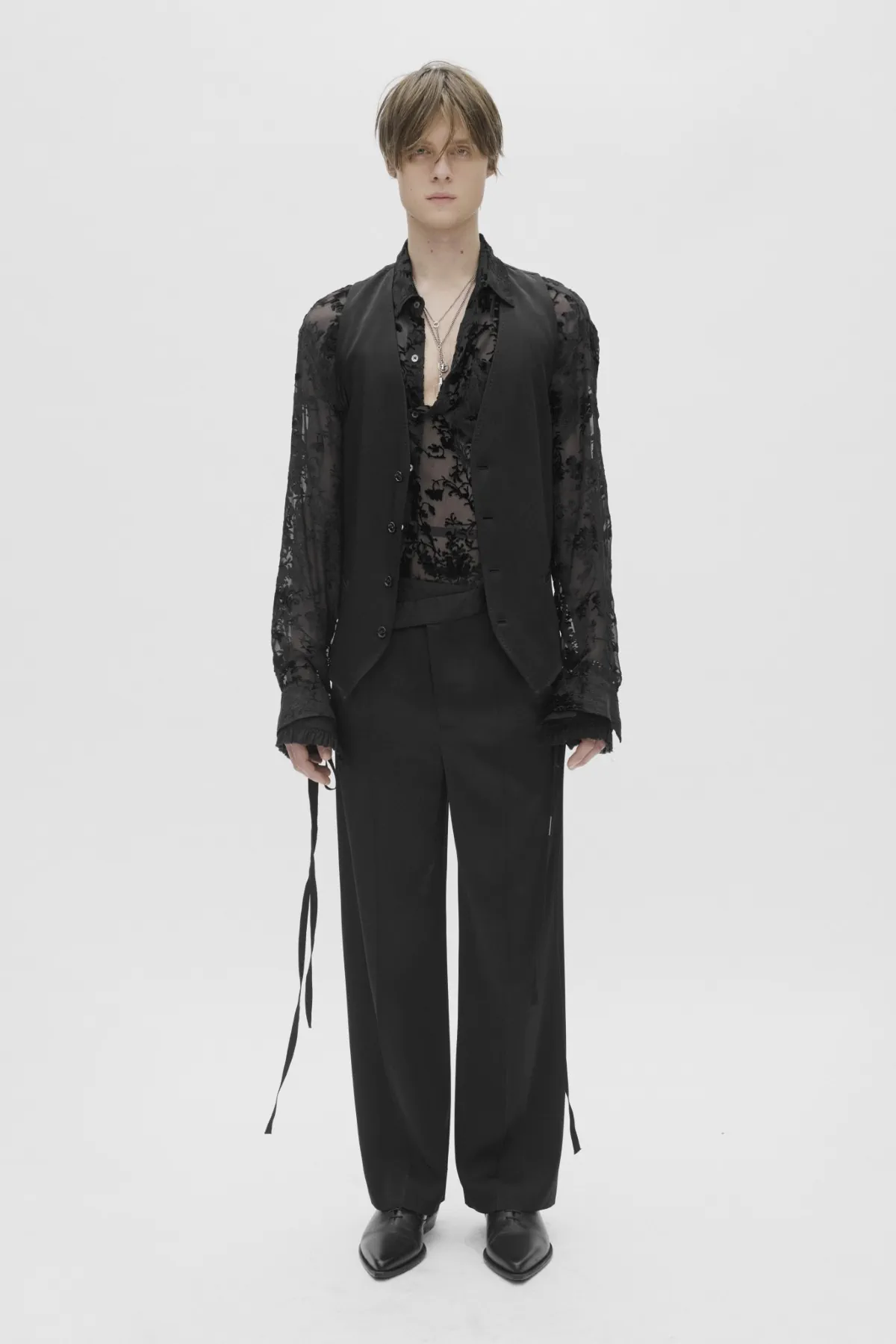 Ann Demeulemeester Pré-Automne 2025 : une étude des textures et des formes pour l'homme moderne