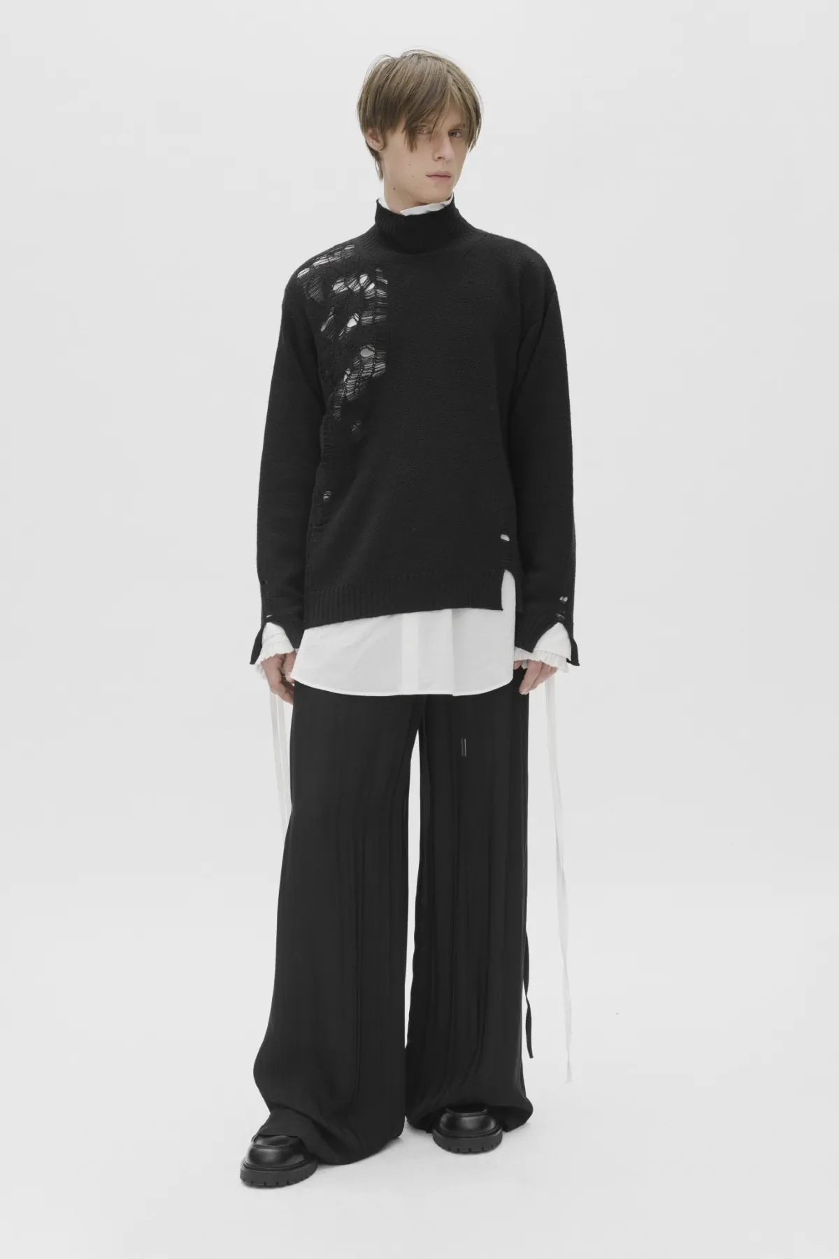 Ann Demeulemeester Pré-Automne 2025 : une étude des textures et des formes pour l'homme moderne