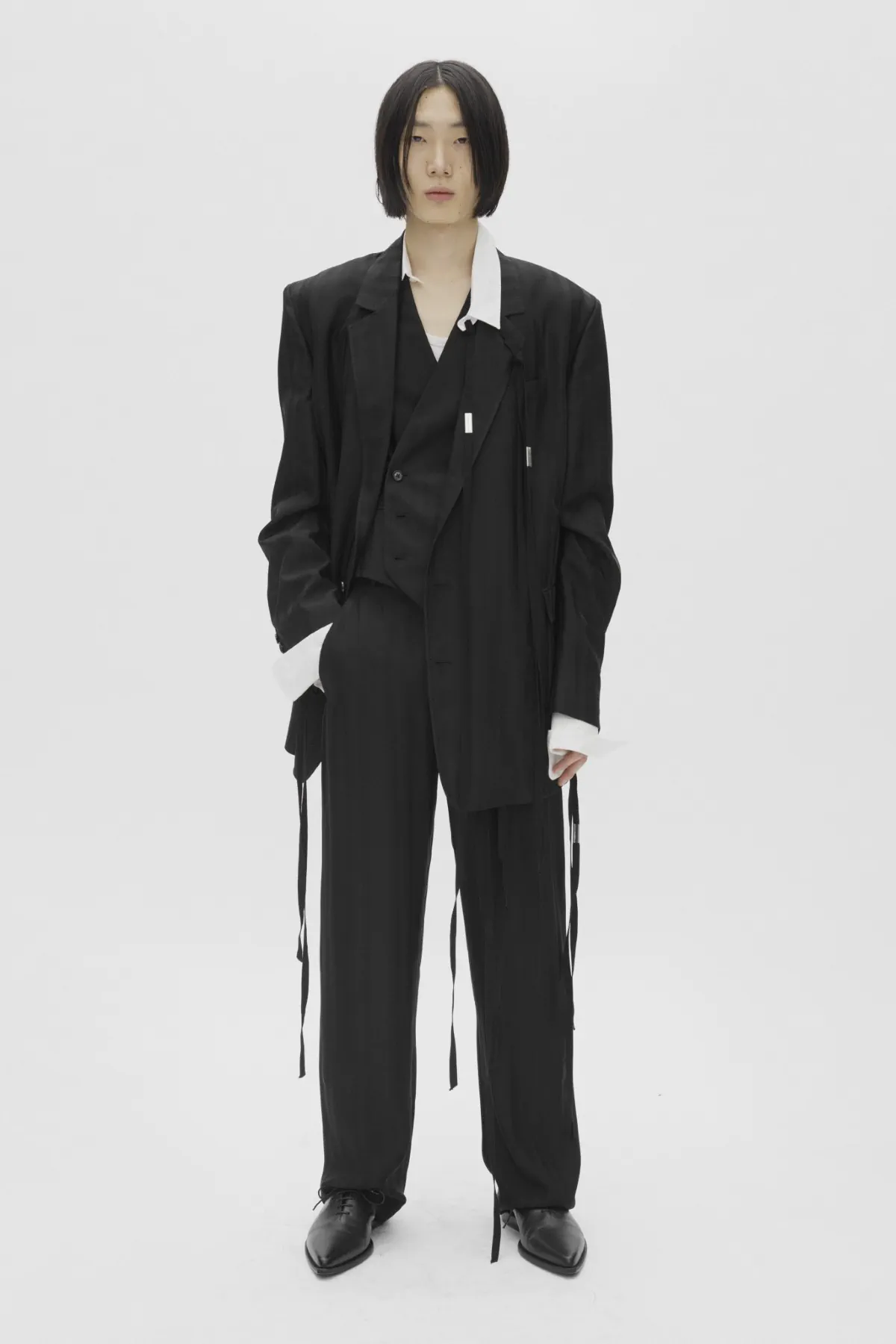 Ann Demeulemeester Pré-Automne 2025 : une étude des textures et des formes pour l'homme moderne