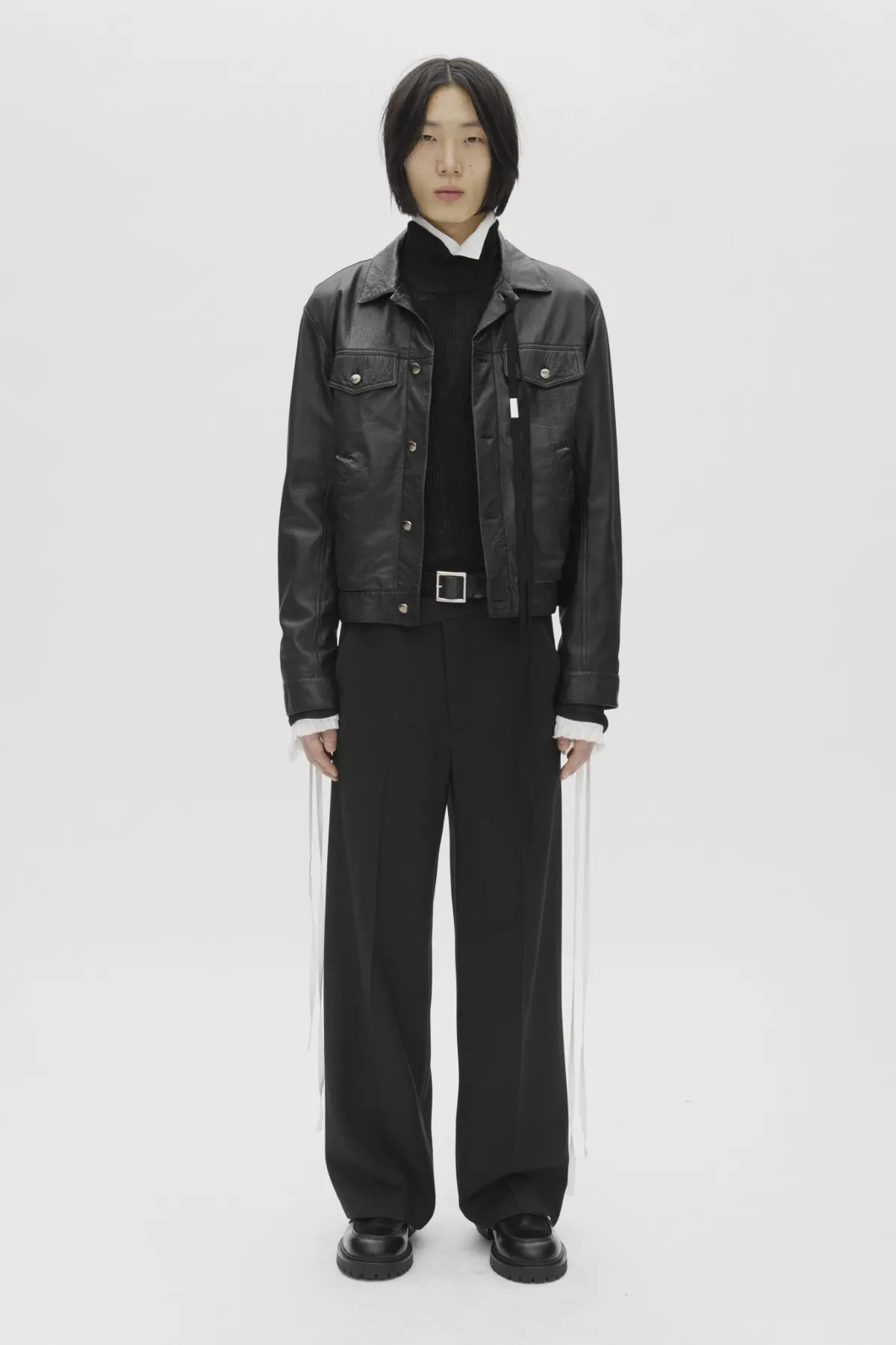 Ann Demeulemeester Pré-Automne 2025 : une étude des textures et des formes pour l'homme moderne