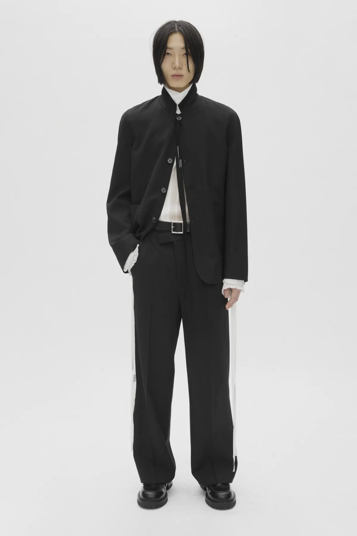 Ann Demeulemeester Pré-Automne 2025 : une étude des textures et des formes pour l'homme moderne