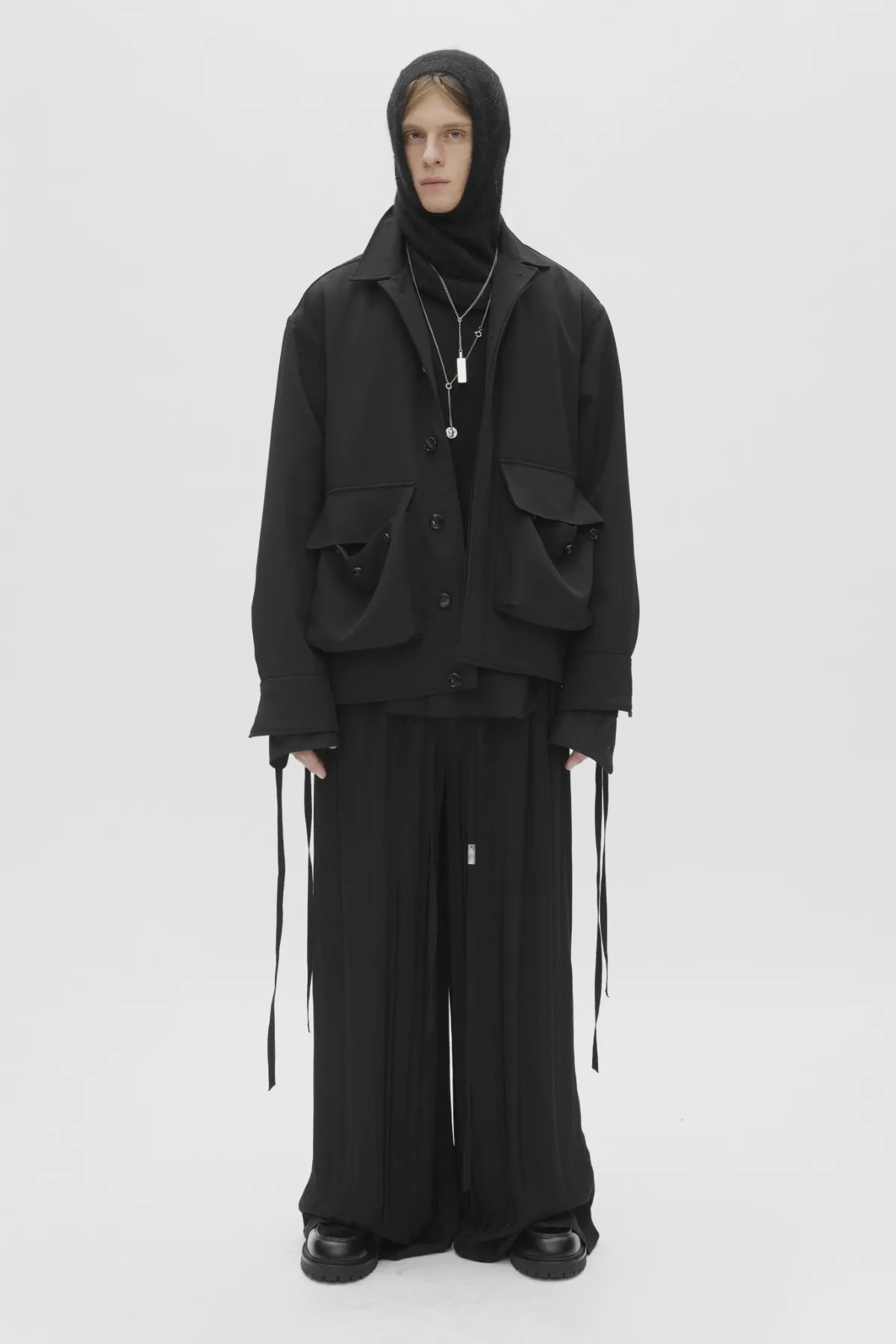 Ann Demeulemeester Pré-Automne 2025 : une étude des textures et des formes pour l'homme moderne