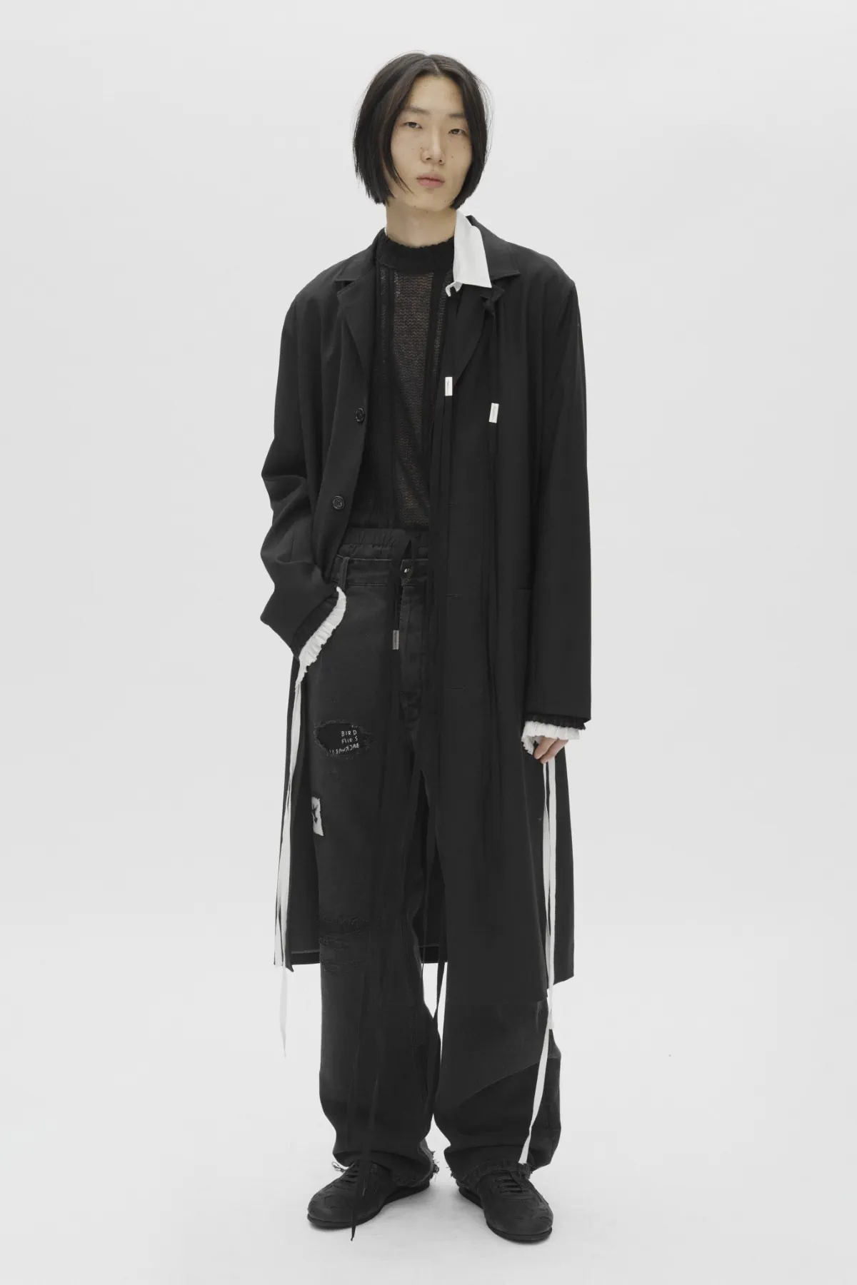 Ann Demeulemeester Pré-Automne 2025 : une étude des textures et des formes pour l'homme moderne