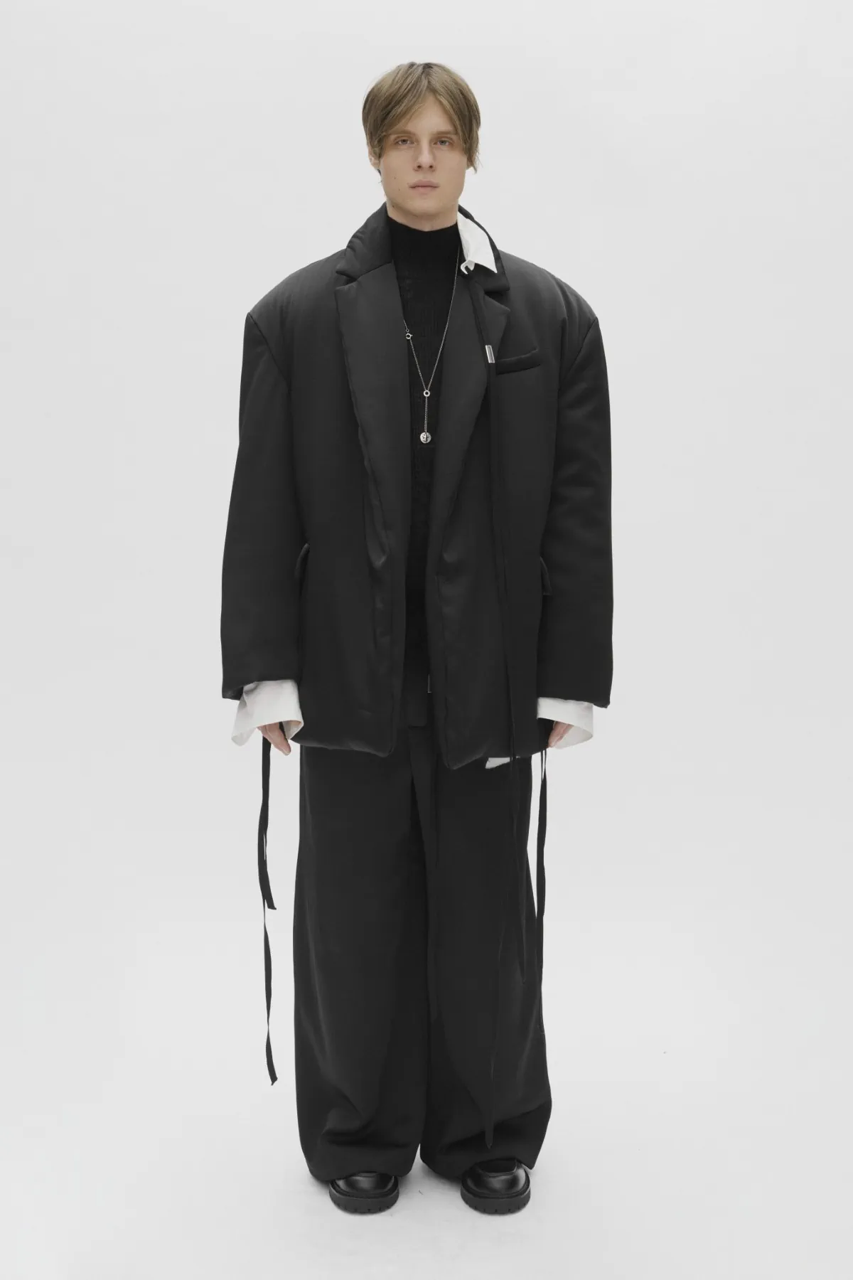Ann Demeulemeester Pré-Automne 2025 : une étude des textures et des formes pour l'homme moderne