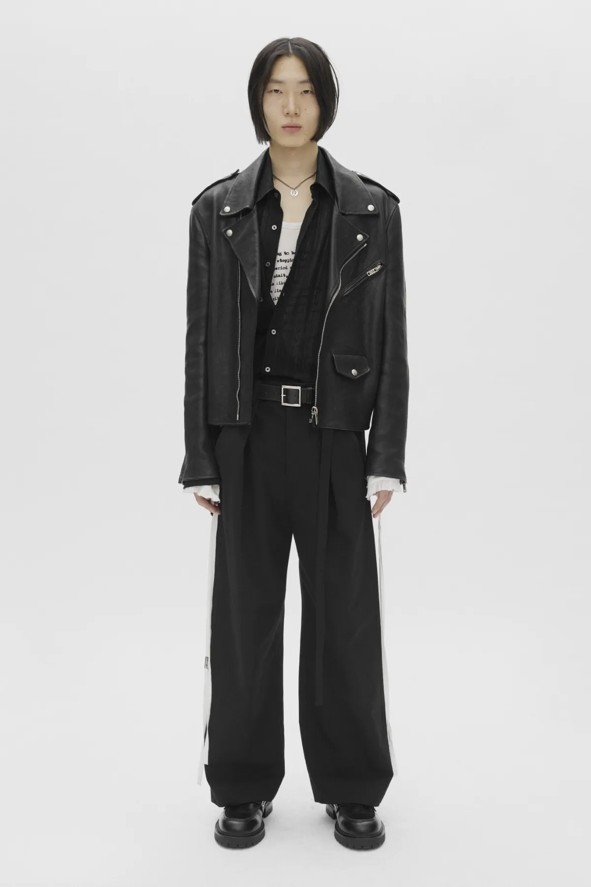 Ann Demeulemeester Pré-Automne 2025 : une étude des textures et des formes pour l'homme moderne