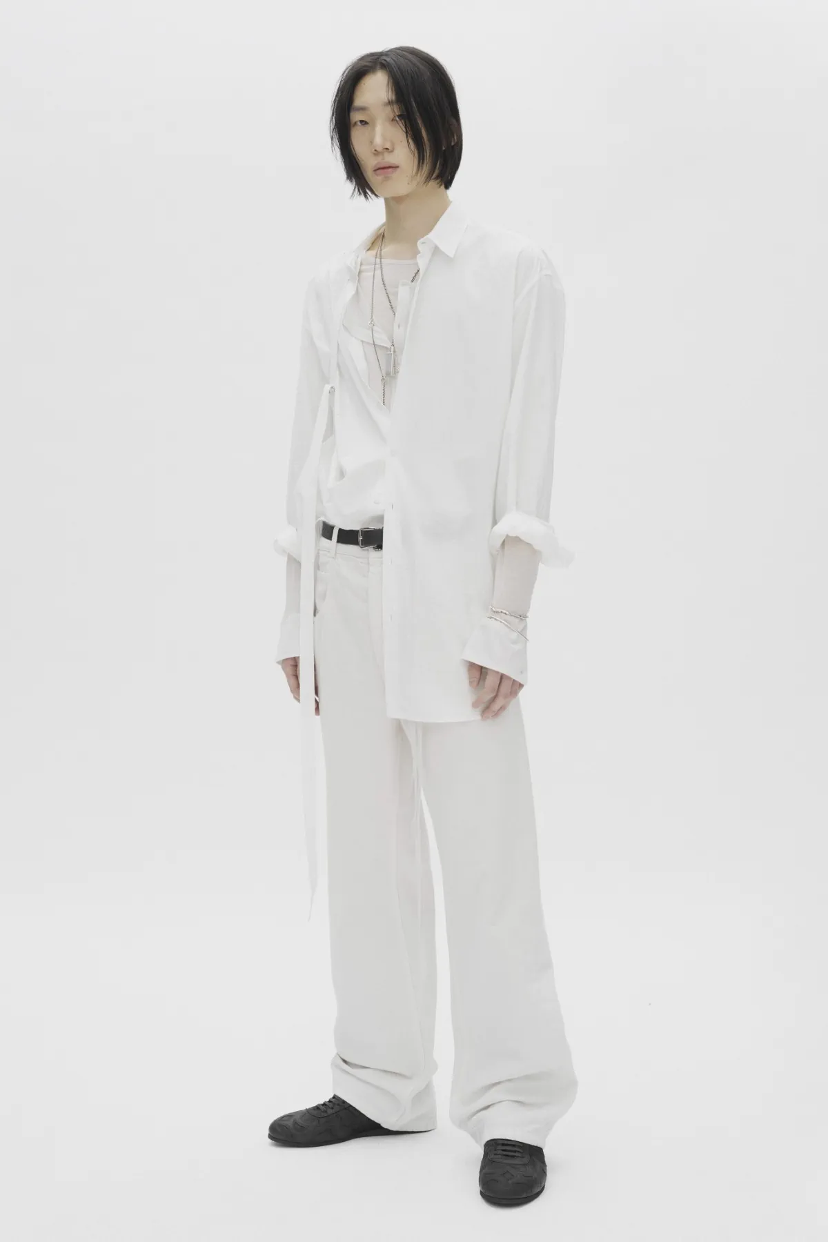 Ann Demeulemeester Pré-Automne 2025 : une étude des textures et des formes pour l'homme moderne