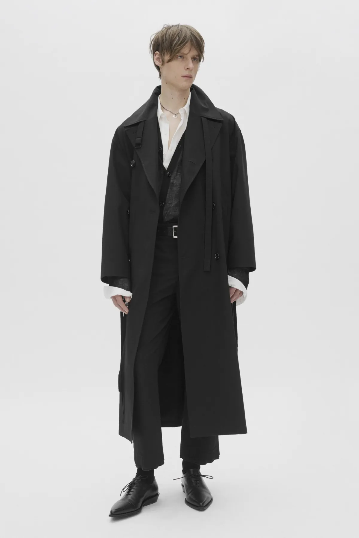 Ann Demeulemeester Pré-Automne 2025 : une étude des textures et des formes pour l'homme moderne