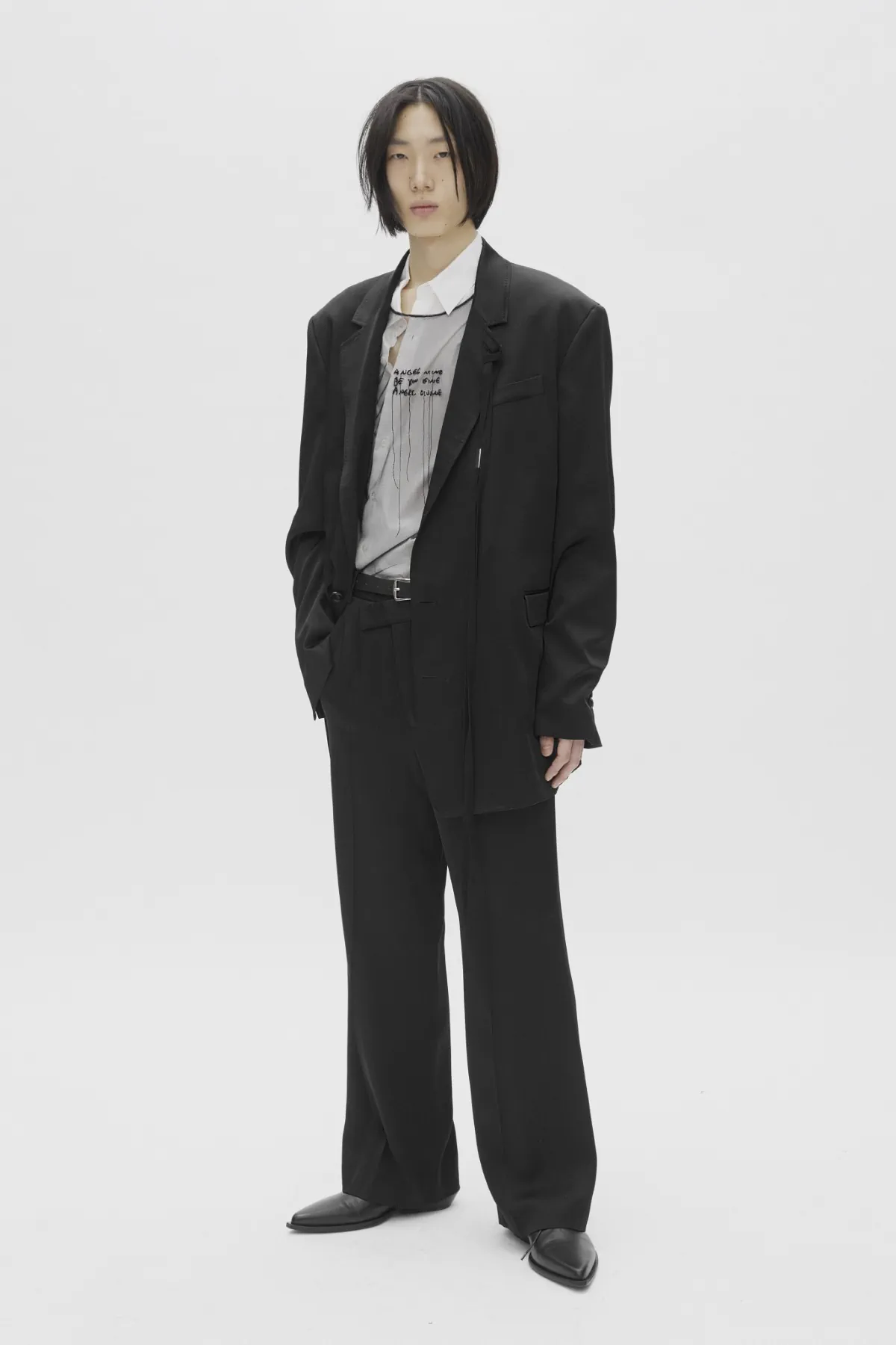Ann Demeulemeester Pré-Automne 2025 : une étude des textures et des formes pour l'homme moderne
