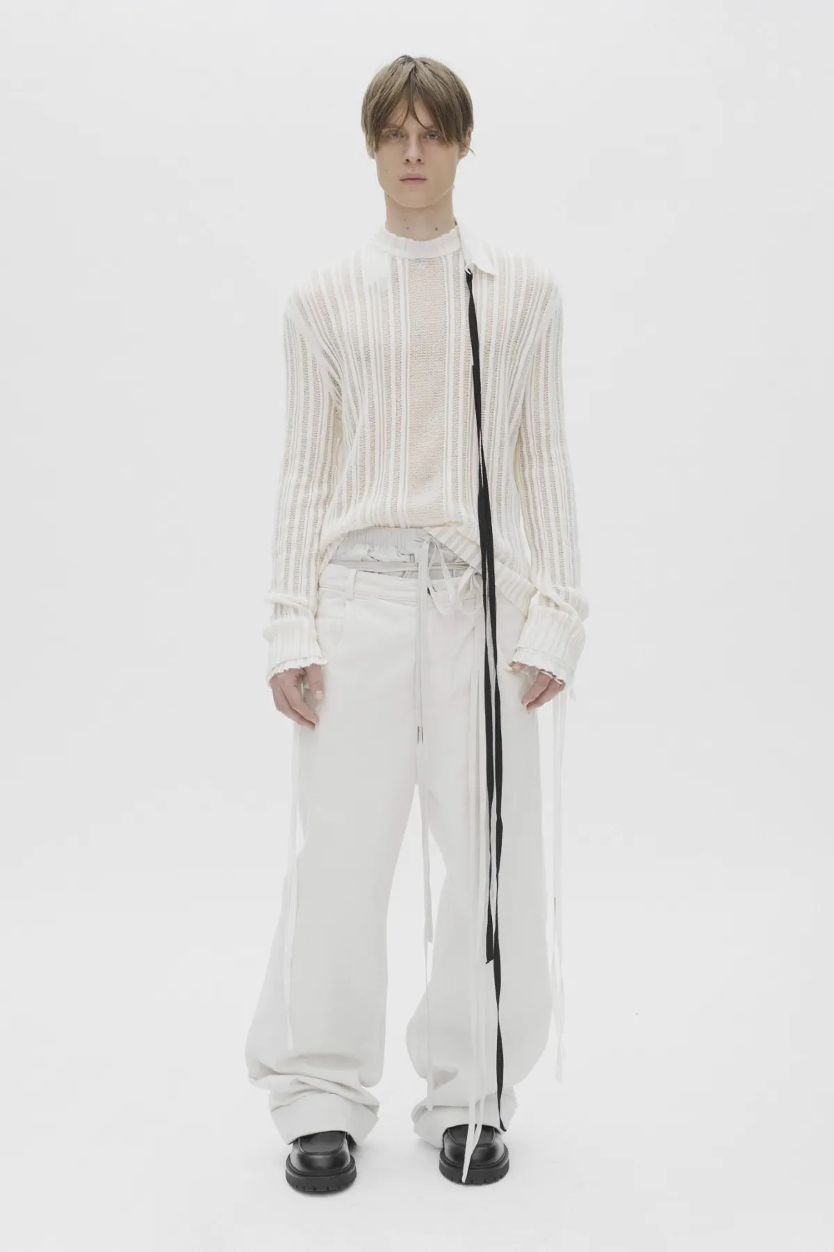 Ann Demeulemeester Pré-Automne 2025 : une étude des textures et des formes pour l'homme moderne