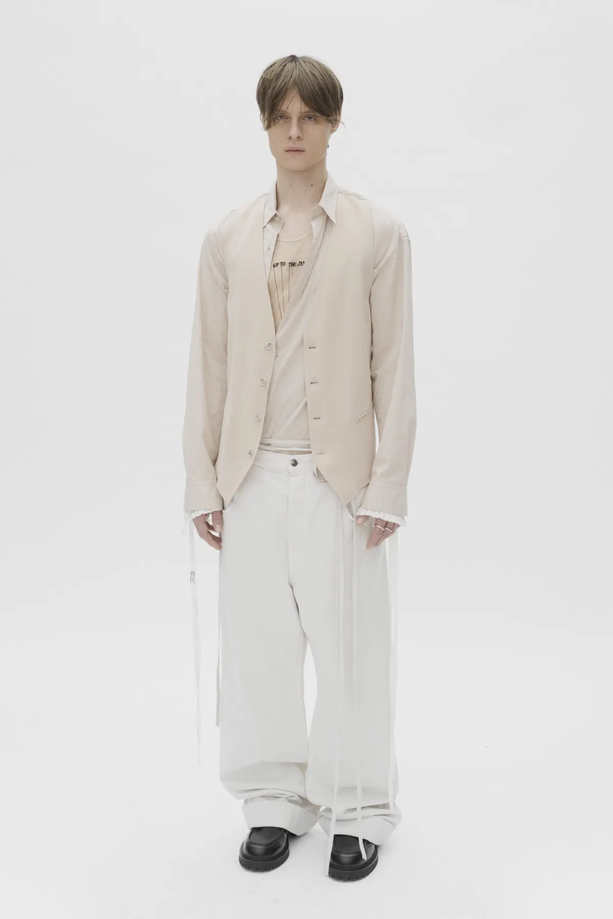 Ann Demeulemeester Pré-Automne 2025 : une étude des textures et des formes pour l'homme moderne