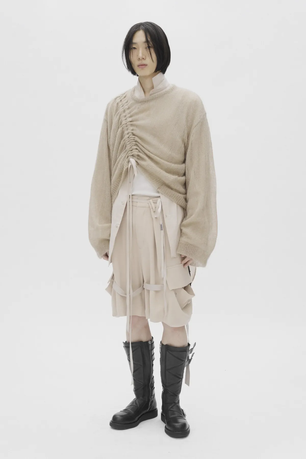 Ann Demeulemeester Pré-Automne 2025 : une étude des textures et des formes pour l'homme moderne
