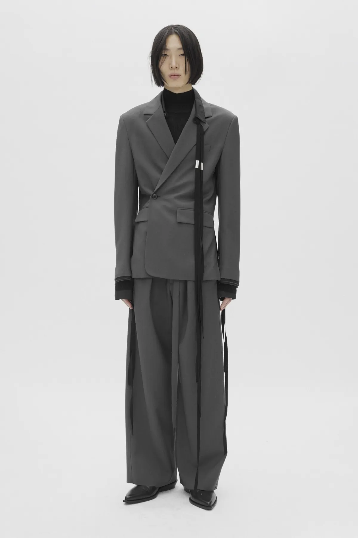 Ann Demeulemeester Pré-Automne 2025 : une étude des textures et des formes pour l'homme moderne