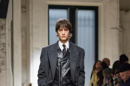 La collection automne 2025 d’AURALEE s'inspire du quotidien pour créer des vêtements masculins intemporels