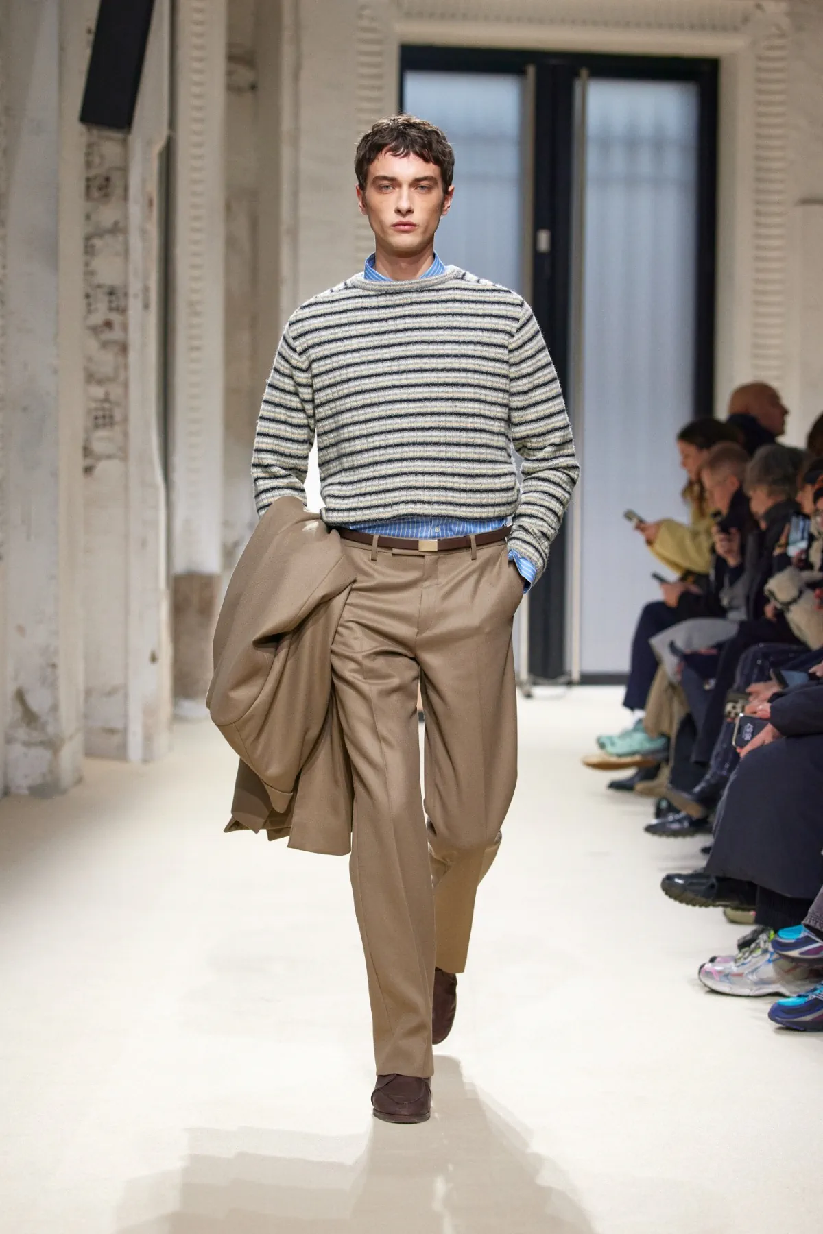 La collection automne 2025 d’AURALEE s'inspire du quotidien pour créer des vêtements masculins intemporels