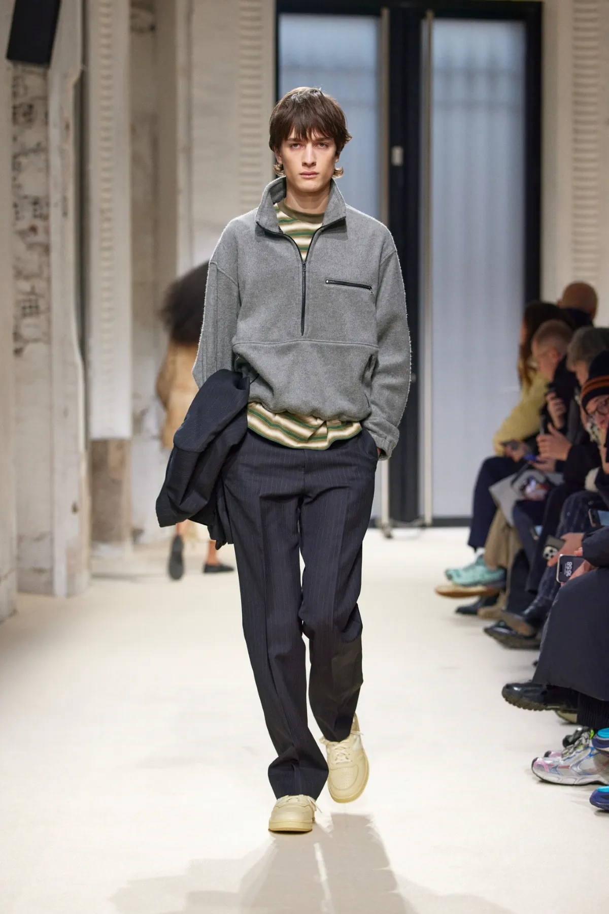 La collection automne 2025 d’AURALEE s'inspire du quotidien pour créer des vêtements masculins intemporels