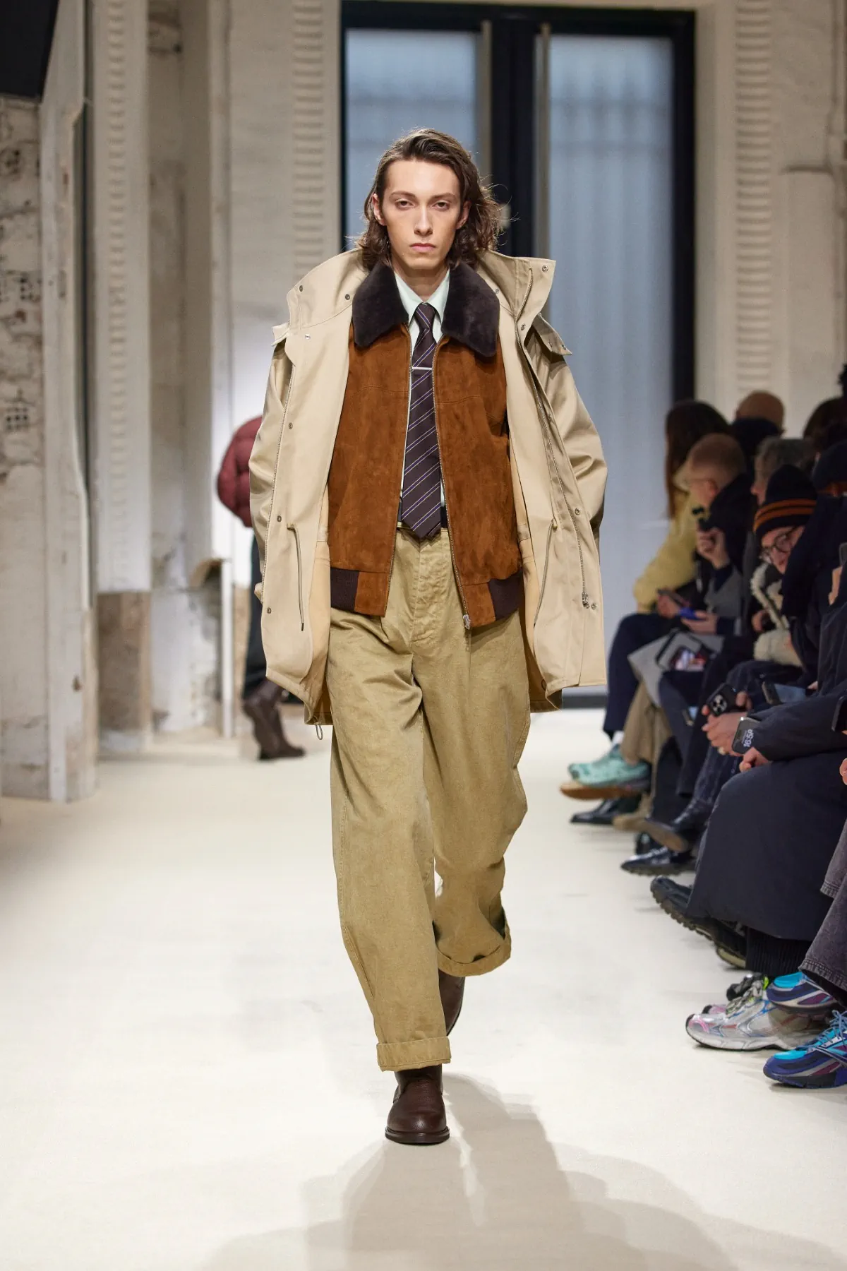 La collection automne 2025 d’AURALEE s'inspire du quotidien pour créer des vêtements masculins intemporels