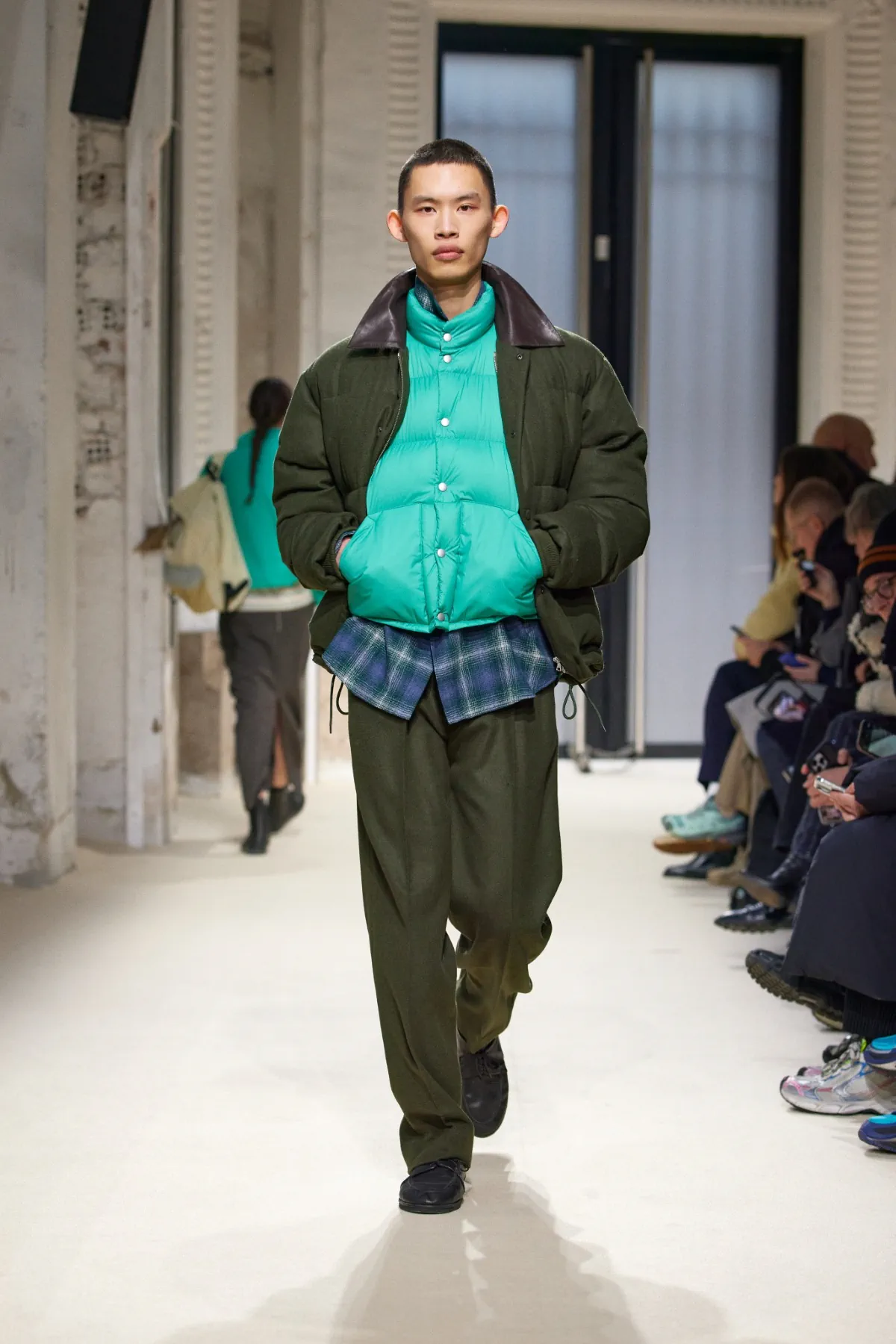 La collection automne 2025 d’AURALEE s'inspire du quotidien pour créer des vêtements masculins intemporels