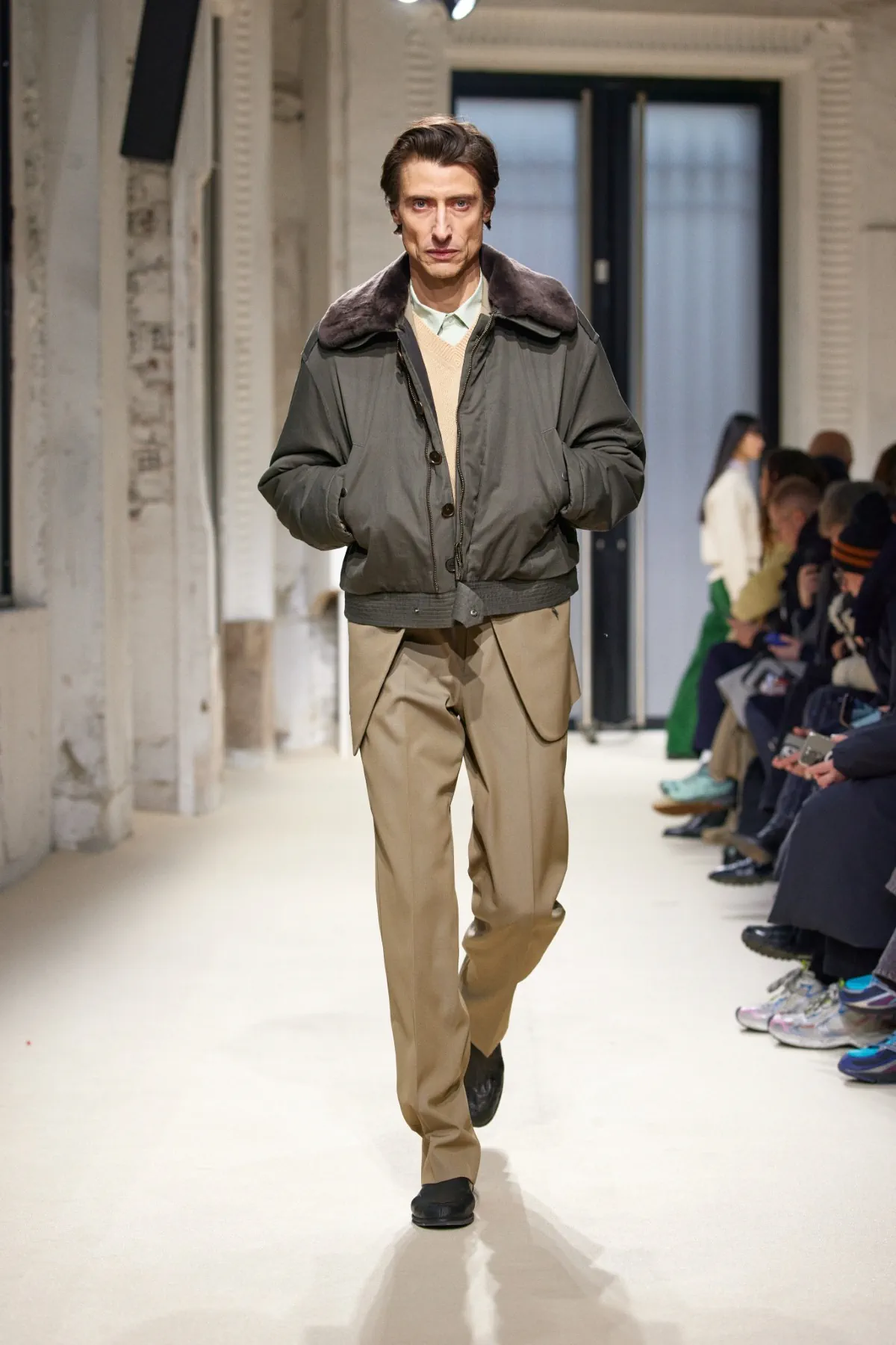 La collection automne 2025 d’AURALEE s'inspire du quotidien pour créer des vêtements masculins intemporels