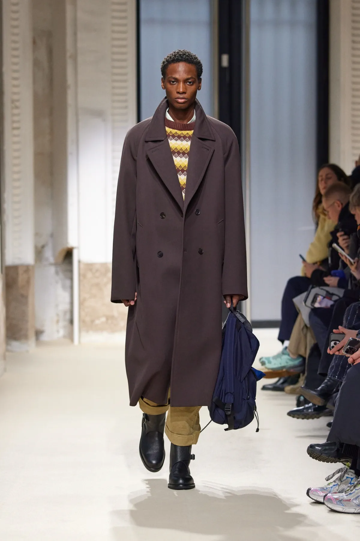 La collection automne 2025 d’AURALEE s'inspire du quotidien pour créer des vêtements masculins intemporels