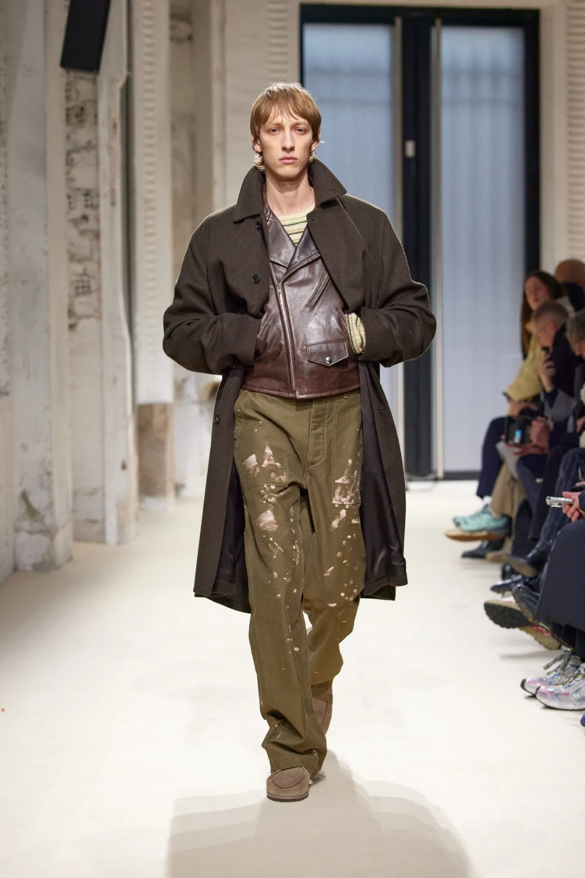 La collection automne 2025 d’AURALEE s'inspire du quotidien pour créer des vêtements masculins intemporels