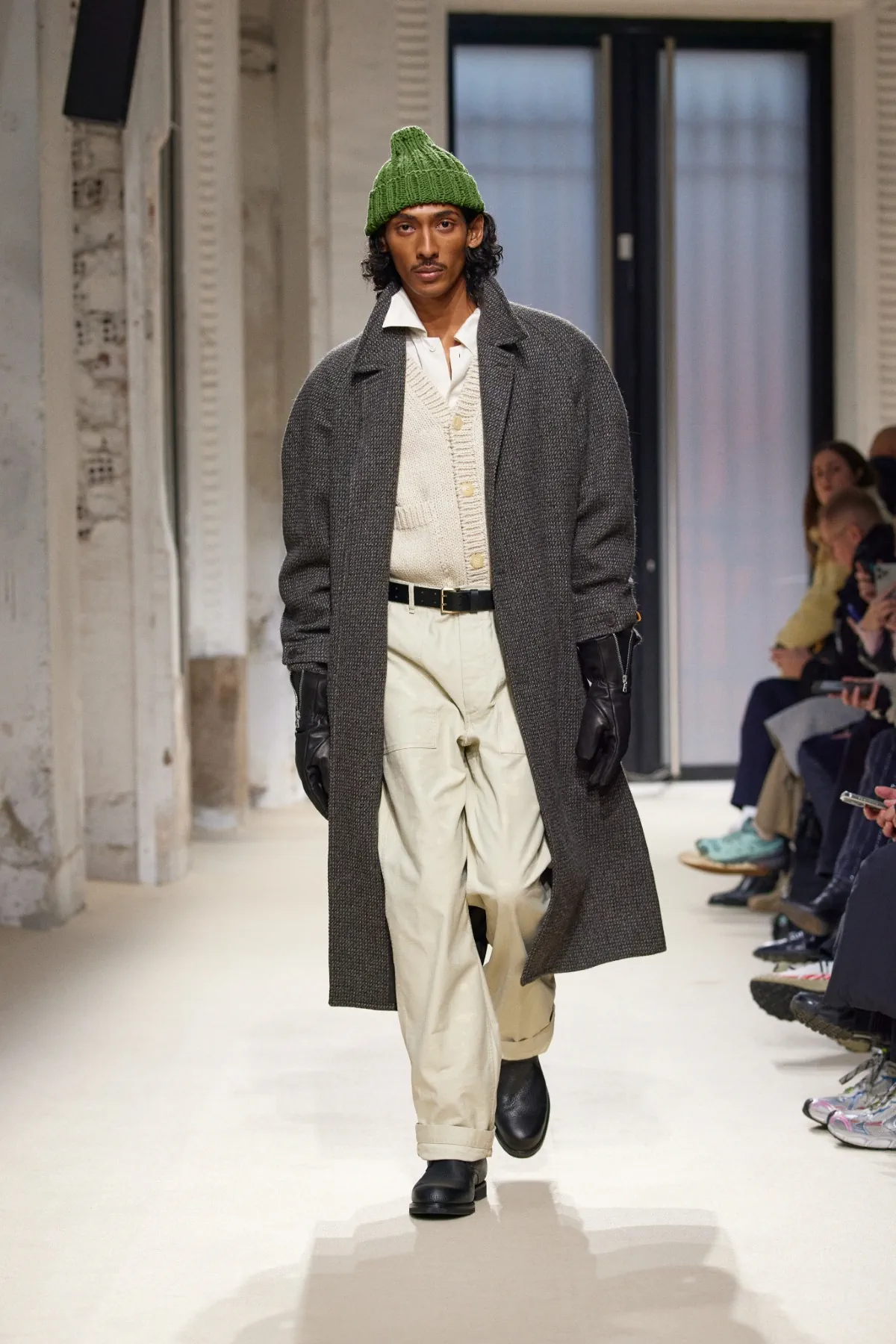 La collection automne 2025 d’AURALEE s'inspire du quotidien pour créer des vêtements masculins intemporels