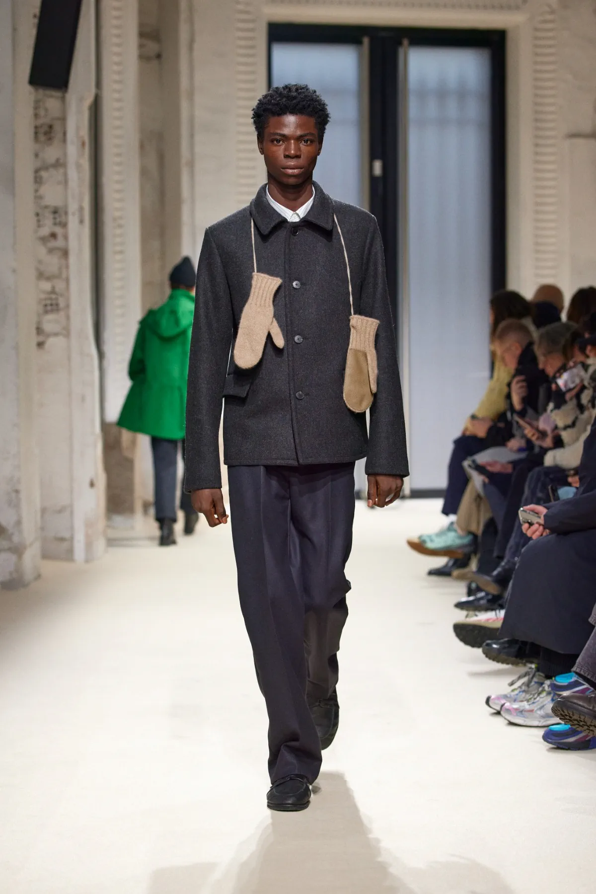 La collection automne 2025 d’AURALEE s'inspire du quotidien pour créer des vêtements masculins intemporels