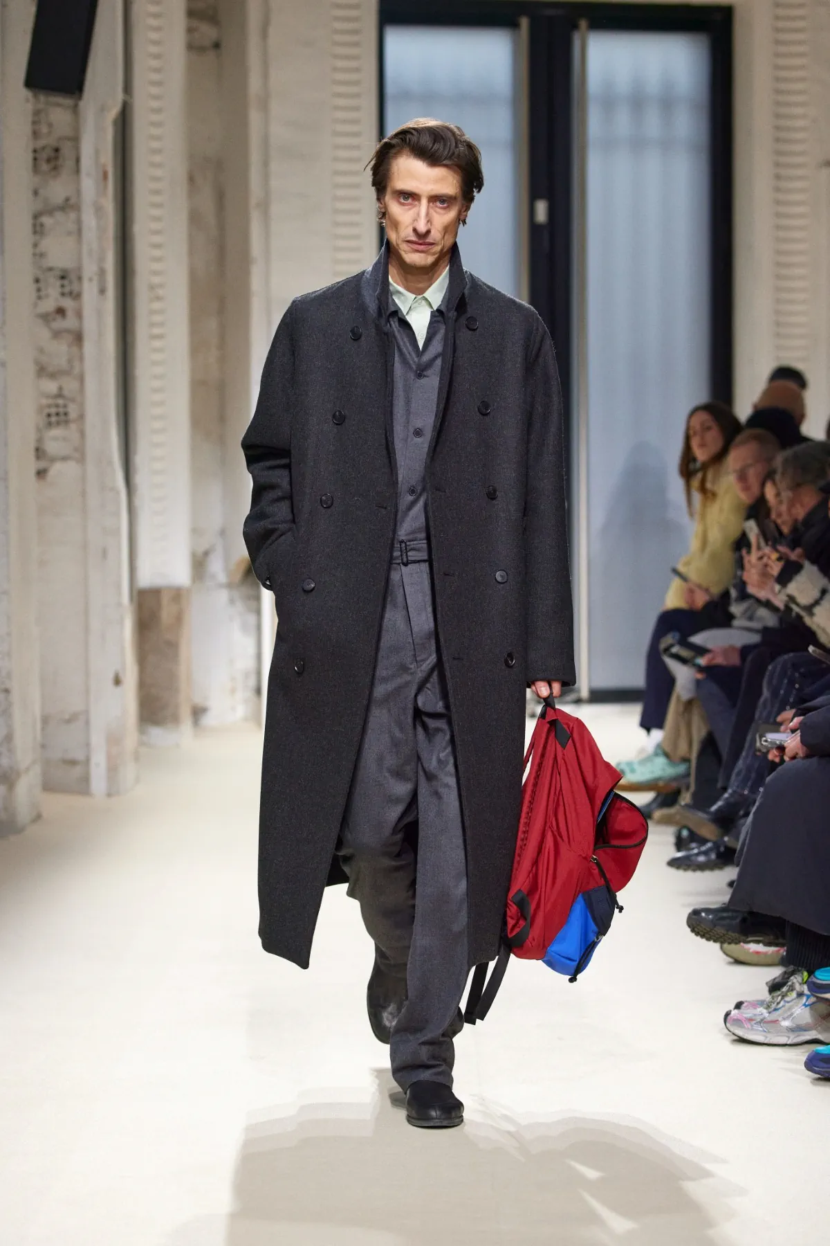 La collection automne 2025 d’AURALEE s'inspire du quotidien pour créer des vêtements masculins intemporels