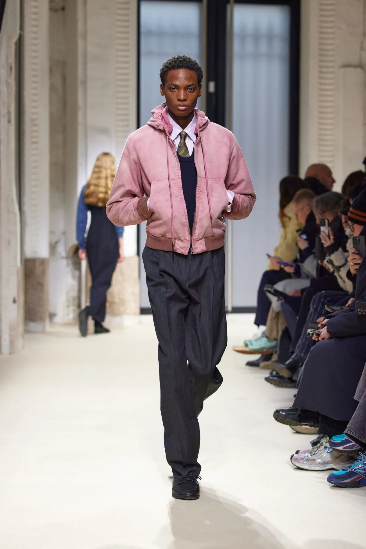 La collection automne 2025 d’AURALEE s'inspire du quotidien pour créer des vêtements masculins intemporels