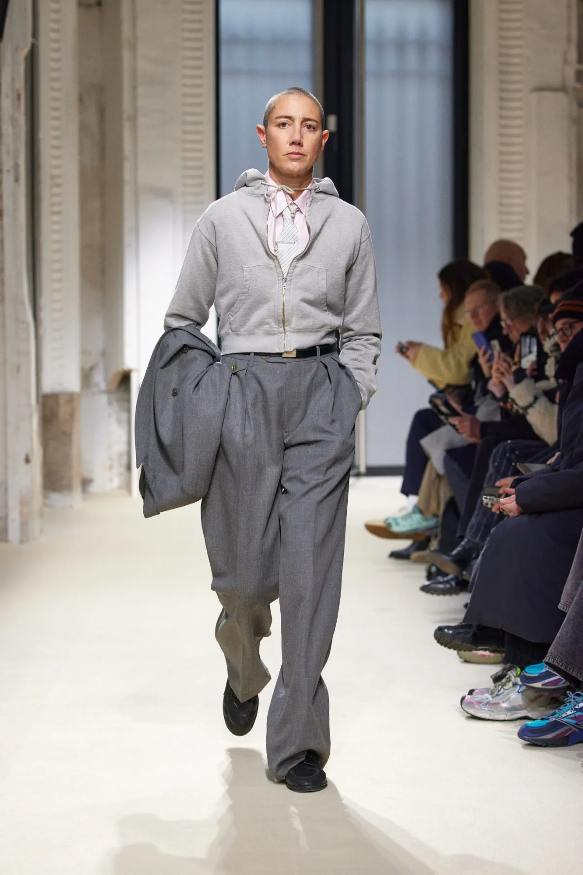 La collection automne 2025 d’AURALEE s'inspire du quotidien pour créer des vêtements masculins intemporels