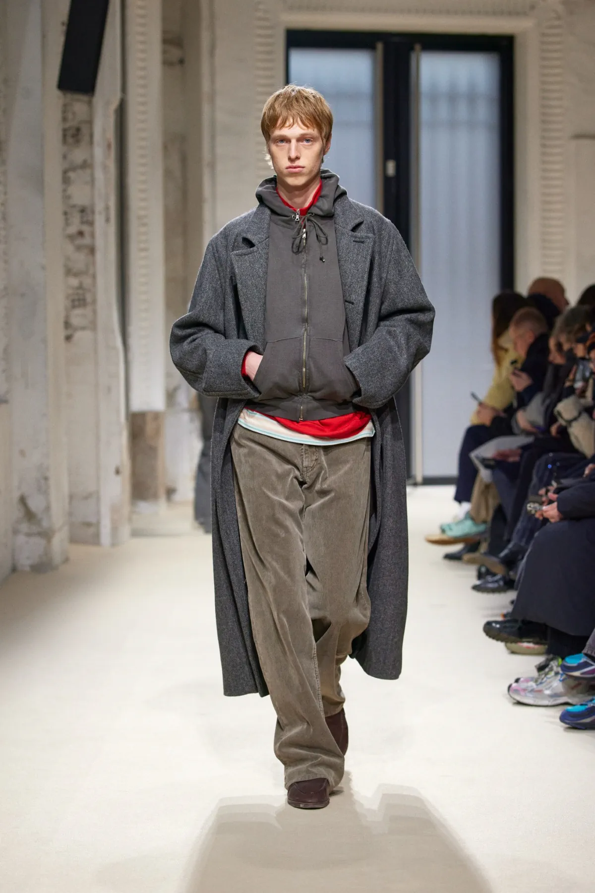 La collection automne 2025 d’AURALEE s'inspire du quotidien pour créer des vêtements masculins intemporels